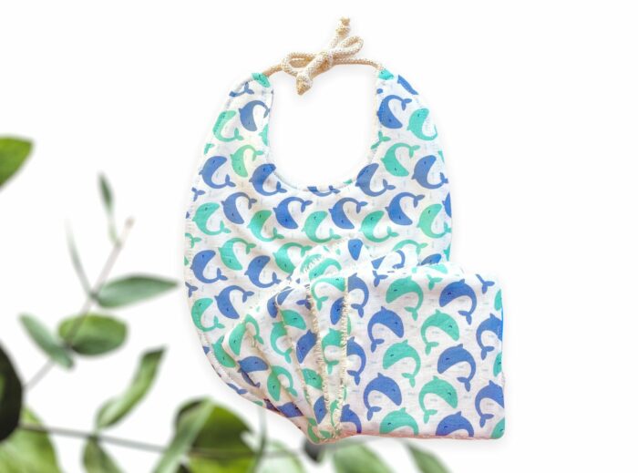 Bavoir en coton bio Baleines, 13 coloris – Image 4