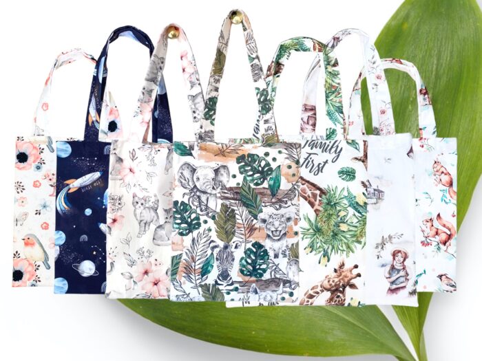 Tote bag personnalisé brodé prénom, Biche et Fleurs, 2 tailles au choix – Image 2